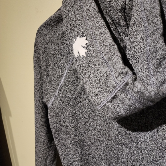 EUC ✅️ Roots Salt and Pepper Kanga Sweater - Picture 7 of 11